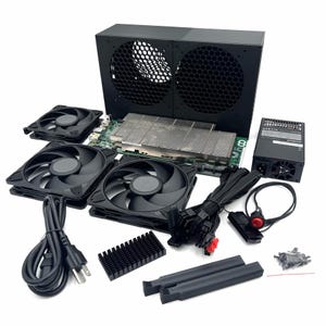 Puede incluir: Una caja de ordenador negra con frontal de malla de panal, tres ventiladores negros, una placa base verde con disipador metálico, una fuente de alimentación negra, un cable de alimentación, cables negros, un disipador pequeño y tornillería.