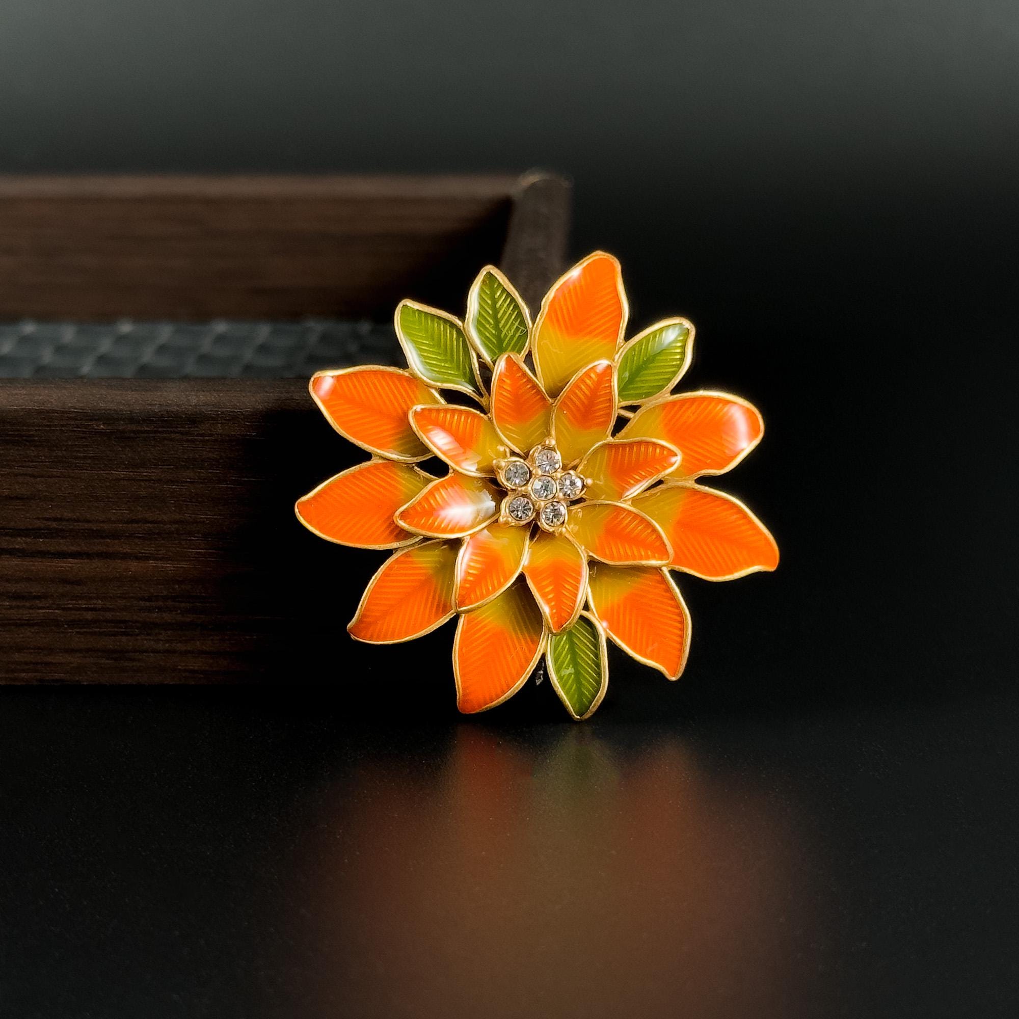 エナメル加工のオレンジ色の花のピンブローチ、花のブローチ - Etsy 日本
