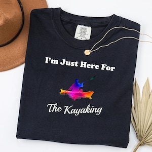 Estou aqui apenas pela camisa de caiaque, presente para caiaque, blusa de caiaque, presente para caiaque, presente para rafting, blusa de rafting, camisa de canoa, caiaque