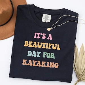 Camiseta &quot;É um lindo dia para caiaque&quot;, presente para caiaque, camiseta para caiaque, presente para caiaque, presente para rafting, camiseta para rafting, camiseta para canoa, caiaque