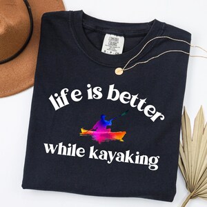 Camiseta A Vida É Melhor Enquanto Anda de Caiaque, Presente para Caiaque, Top para Caiaque, Presente para Caiaque, Presente para Rafting, Top para Rafting, Camiseta para Canoa, Caiaque