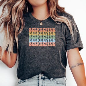 Kleurrijk vetgedrukt T-shirt bijenteelt, top bijenteelt, cadeau imker, cadeau voor imker, shirt honingbij, imker, top imker, bijenteelt