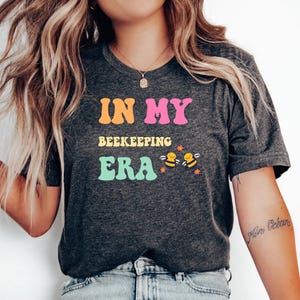 T-shirt In My Beekeeping Era, bijenteelttop, cadeau imker, cadeau voor imker, shirt honingbij, imker, topje imker, bijenteelt