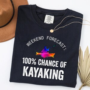 Camiseta de caiaque com previsão de fim de semana, presente para caiaque, camiseta de caiaque, presente para caiaque, presente para rafting, camiseta de rafting, camiseta de canoa, camiseta de rafting