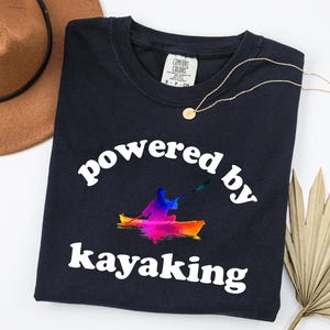 Camisa Powered By Kayaking, Presente para Caiaque, Top para Caiaque, Presente para Caiaque, Presente para Rafting, Top para Rafting, Camisa para Canoa, Camisa para Rafting, Caiaque