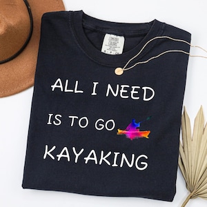 Camiseta &quot;Tudo o que eu preciso é ir para caiaque&quot;, presente para caiaque, camiseta para caiaque, presente para caiaque, presente para rafting, camiseta para rafting, camiseta para canoa, camiseta para rafting