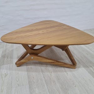 Table basse triangulaire en bois massif : hauteur réglable, fait main