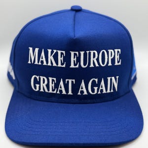 Könnte beinhalten: Eine königsblaue Baseballkappe mit weiß gesticktem Text, der "MAKE EUROPE GREAT AGAIN" lautet.