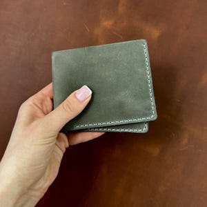 Graue kundenspezifische Herrenbrieftasche, handgemachte lederne Brieftasche, personalisierte monogrammierte Geldbörse, Geschenk für ihn Valentins- oder Jahrestagsgeschenk