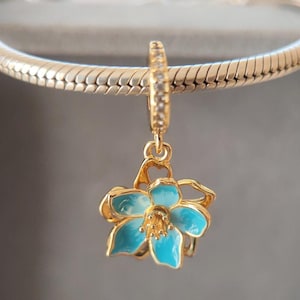 ブルーの桜の花のダングルチャームは、パンドラのブレスレット、ネックレスペンダント、彼女へのおしゃれなハンドメイドジュエリーギフトに合います。ゴールドメッキチャーム。