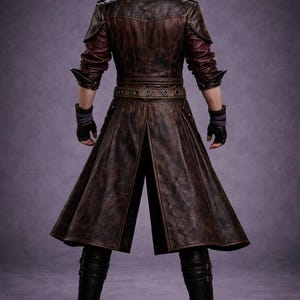 以下が含まれることがあります： 黒いハンドルと黒い太字の「But First, Coffee」の文字が入った白いセラミックマグ。マグは木製の表面に置かれています。マグの高さは10cmです。