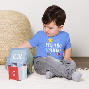 Little Traveller Baby Shirt, Pequeño Viajero T-Shirt, Reise Baby Outfit, Spanisches Baby Geschenk, Latein Baby Shirt, Baby Ankündigung Spanisch