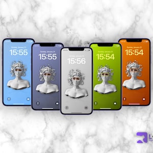 Puede incluir: Cinco maquetas de pantalla de teléfono con una imagen de estatua de Medusa y un reloj digital que muestra la hora. Las pantallas de los teléfonos son de diferentes colores: azul, morado, gris, verde y naranja.