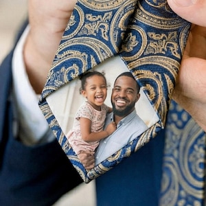 Anpassad slipslapp med foto, personlig present till brudens far, slipsbild till pappa, fotolapp för slipsar, årsdagspresent, förlovningspresent