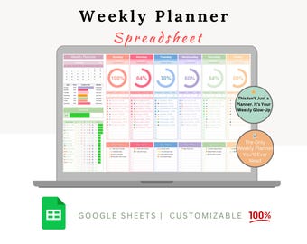 Puede incluir: Una pantalla de portátil muestra una hoja de cálculo de planificador semanal colorida. El texto "Weekly Planner Spreadsheet" está en la parte superior. El planificador incluye secciones para cada día, con indicadores de porcentaje. El texto adicional incluye "This Isn't Just a Planner."