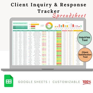 Può includere: Uno schermo di laptop che mostra un foglio di calcolo di Google Sheets intitolato "Client Inquiry & Response Tracker". Il foglio di calcolo presenta un cruscotto colorato con grafici e diagrammi. Il foglio di calcolo è progettato per tracciare le richieste e le risposte dei clienti. Il testo "Inquiries Tool" e "Client Satisfaction Tool" è visibile sullo schermo. Il laptop è su uno sfondo bianco con un'icona di Google Sheets verde e il testo "GOOGLE SHEETS | CUSTOMIZABLE 100%" sotto.