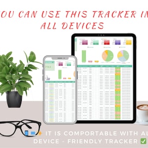 K&ouml;nnte beinhalten: Ein digitaler Tracker, der auf einem Smartphone und Tablet angezeigt wird, mit Diagrammen und Daten. Der Text lautet "YOU CAN USE THIS TRACKER IN ALL DEVICES" und "IT IS COMPORTABLE WITH ALL-DEVICE - FRIENDLY TRACKER". Eine Topfpflanze, eine Brille und eine Tasse Kaffee sind ebenfalls im Bild.