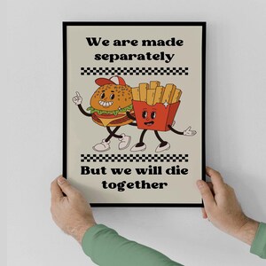 Puede incluir: Un p&oacute;ster de estilo vintage con una hamburguesa y papas fritas de dibujos animados tom&aacute;ndose de la mano. El texto dice "Estamos hechos por separado, Pero moriremos juntos."