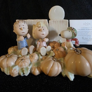 Può includere: Un set di tre tazze in ceramica con finitura opaca e macchiettata. Le tazze sono nei toni crema, grigio chiaro e grigio scuro. Ogni tazza ha un design semplice e minimalista e un manico arrotondato.