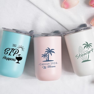 Può includere: Tre bicchieri isolati in azzurro, rosa e bianco. Il bicchiere blu ha il testo "SIP Happens". Il bicchiere rosa ha una grafica di palma e il testo "Cancun 2024 - William". Il bicchiere bianco ha una grafica di tavola da surf e il testo "02-18-2025 Stewart".