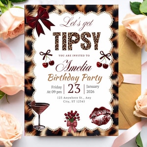 Puede incluir: Invitación de fiesta con borde de estampado de leopardo y el texto "Let's get TIPSY". La invitación incluye el texto "Amelia Birthday Party" y detalles del evento. Elementos decorativos incluyen cerezas, un cóctel y una huella de beso.
