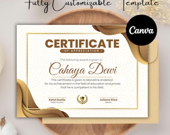 Puede incluir: Una plantilla de certificado dorada y blanca. El certificado dice "Certificate of Appreciation" e incluye el nombre "Cahaya Dewi". El logotipo de Canva es visible. El texto "Fully Customizable Template" está en la parte superior.