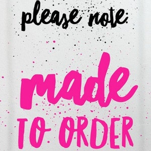 Puede incluir: Un letrero rectangular blanco con texto negro que dice please note: y texto rosa brillante que dice made TO ORDER. El fondo est&aacute; decorado con un patr&oacute;n disperso de peque&ntilde;as salpicaduras de pintura negra y rosa en la superficie.