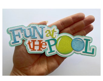 Może przedstawiać: Warstwowe wycięcie z papieru ze słowami "FUN at the POOL" w kolorze turkusowym, pomarańczowym i zielonym. Projekt zawiera dwa okrągłe kształty, jeden limonkowy i jeden niebieski. Wycięcie jest trzymane w dłoni.