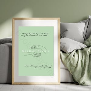 Puede incluir: Un póster imprimible verde claro con un dibujo de línea negra de dos manos que se alcanzan. El texto "I bet you'd pretend you didn't know me if we bumped into each other" y "I would never pretend to not know you, Connell." está impreso en negro en el póster. El título "Normal People" está impreso en negro en el centro del póster.
