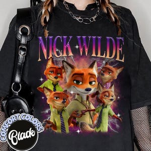 Puede incluir: Camiseta negra Comfort Colors con un dise&ntilde;o de Nick Wilde de Zootopia. El dise&ntilde;o incluye m&uacute;ltiples im&aacute;genes del personaje zorro, el nombre "Nick Wilde" en degradado y rayos.