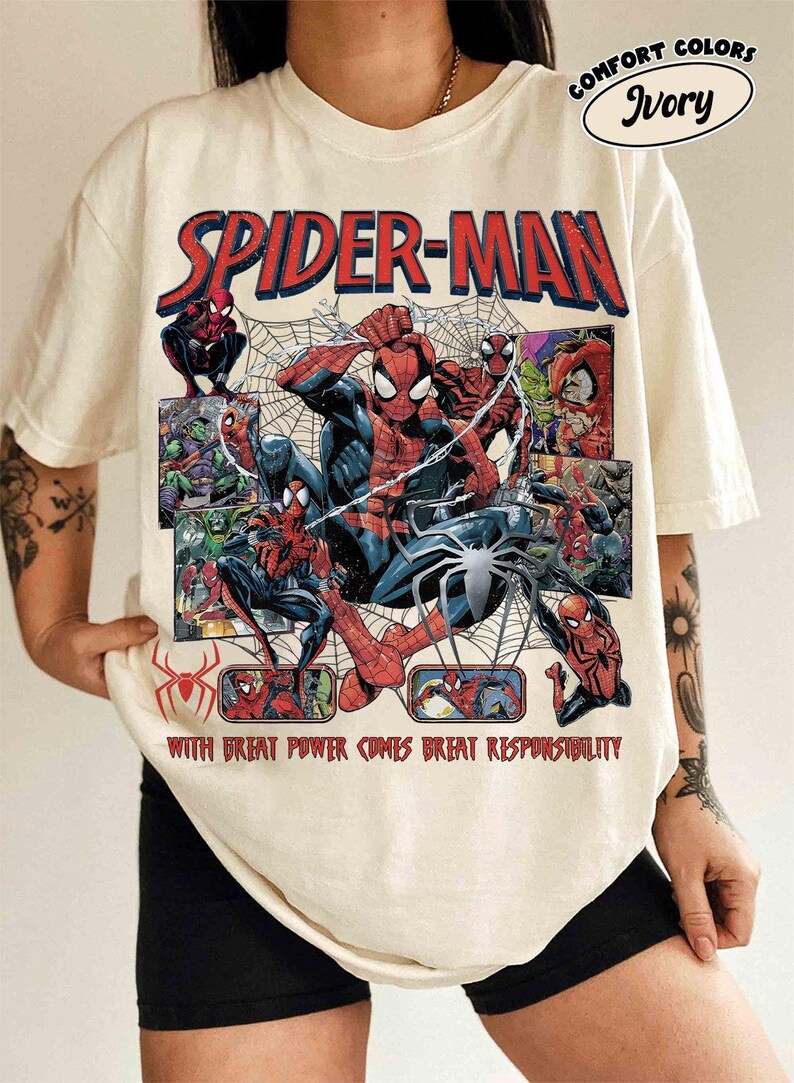 K&ouml;nnte beinhalten: Elfenbeinfarbenes Spider-Man-T-Shirt mit Comic-Grafik. Das Design zeigt den Schriftzug "SPIDER-MAN" in Rot und verschiedene Bilder von Spider-Man. Der Text "WITH GREAT POWER COMES GREAT RESPONSIBILITY" ist ebenfalls enthalten.