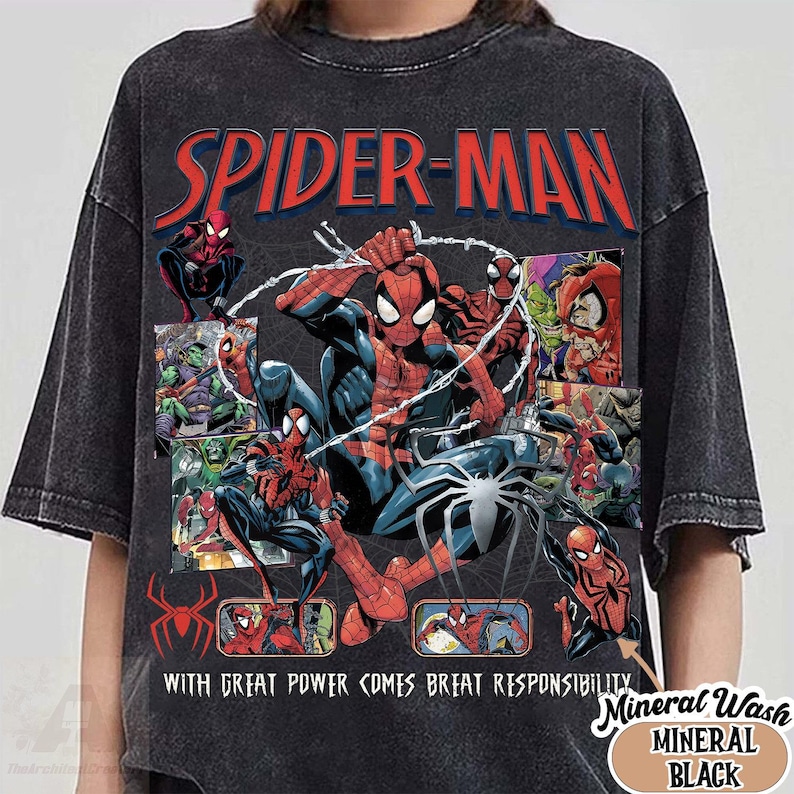 K&ouml;nnte beinhalten: Schwarzes T-Shirt im Mineral-Wash-Stil mit Spider-Man-Illustrationen und dem Text "SPIDER-MAN" in Rot und Blau. Der Text "WITH GREAT POWER COMES GREAT RESPONSIBILITY" ist ebenfalls enthalten.