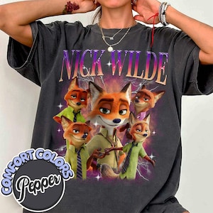 Puede incluir: Camiseta gris oscuro con un dise&ntilde;o de Nick Wilde de Zootopia. El dise&ntilde;o incluye m&uacute;ltiples im&aacute;genes del personaje zorro, el nombre "NICK WILDE" en una fuente degradada y el logotipo "Comfort Colors Pepper".