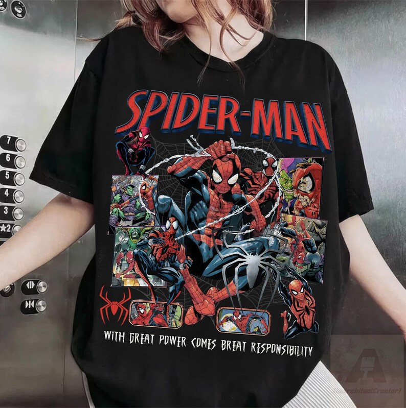 K&ouml;nnte beinhalten: Schwarzes T-Shirt mit einem Spider-Man-Comic-Design. Das Design zeigt die Worte "SPIDER-MAN" in Rot und Blau, verschiedene Spider-Man-Illustrationen und den Satz "WITH GREAT POWER COMES GREAT RESPONSIBILITY."