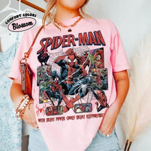 K&ouml;nnte beinhalten: Eine wei&szlig;e Keramik-Tasse mit schwarzem Henkel und dem Text "But First, Coffee" in fetter, schwarzer Schrift. Die Tasse steht vor einem verschwommenen Hintergrund, der eine gem&uuml;tliche Umgebung suggeriert.