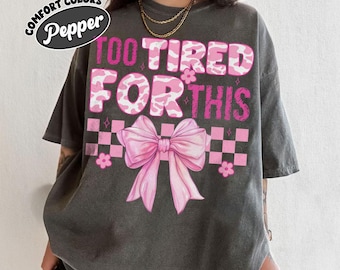 Camiseta "Muito Cansado para Esta", Camiseta Engraçada e Sarcástica, Camiseta com Laço Sassy Coquette, Camiseta com Humor Sarcástico, Camiseta com Estampa Floral Retrô, Camiseta com Citação Grossa