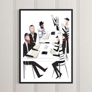 Puede incluir: Una impresión artística enmarcada que representa a un grupo de personas leyendo alrededor de una mesa. Las figuras visten de blanco y negro, algunas con sombreros. La obra de arte tiene un estilo minimalista, centrado en las figuras y su actividad.