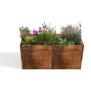 Könnte beinhalten: Ein rostiger brauner Metall-Pflanzkasten mit drei Abschnitten, die jeweils mit einer Vielzahl von bunten Blumen gefüllt sind.