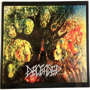 Può includere: Una copertina di un album in vinile vintage con un dipinto psichedelico e surrealista di un albero con più volti e una farfalla. Il titolo dell'album "DECEASED..." è scritto in lettere bianche su sfondo nero.