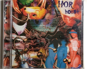 Può includere: Un'immagine di un CD con un design di copertina astratto. L'opera presenta un collage di figure umane, elementi surreali e il testo "IHOR house" in blu. La tavolozza dei colori include tonalità rosse, blu, gialle e rosa.