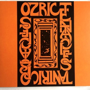 Może przedstawiać: Czarno-pomarańczowa okładka albumu z tytułem "TANTric OZRIC TENTACLES" w stylizowanym foncie. Okładka zawiera czarną ramkę z oknem, które pokazuje gwiaździste nocne niebo.