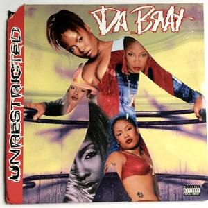 Puede incluir: Una portada de álbum con un collage de imágenes de mujeres en varias poses. La portada del álbum se titula "Da Brat" y el título del álbum es "Unrestricted".