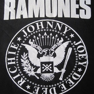 Die RAMONES 1980er Band T-SHIRT mit Richie sehr selten Vintage