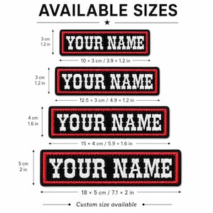Puede incluir: Parches rectangulares negros con bordes rojos y el texto "YOUR NAME" en blanco, en varios tamaños. Los parches varían de 10 x 3 cm a 18 x 5 cm. El texto "AVAILABLE SIZES" está en la parte superior, con "Custom size available" en la parte inferior.