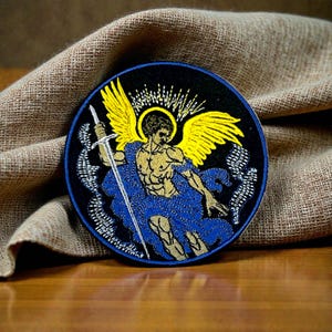 Op de afbeelding: Een set van drie keramische mokken met een gespikkelde, matte afwerking. De mokken zijn in tinten crème, lichtgrijs en donkergrijs. Elke mok heeft een eenvoudig, minimalistisch ontwerp, perfect voor koffie of thee.