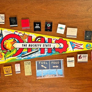 Lotto di gagliardetti dell'Ohio • Gagliardetto in feltro, scatole di fiammiferi e cartolina dello Stato Buckeye degli anni '70