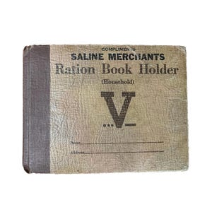 Può includere: Porta-libretto di razionamento vintage con la scritta "COMPLIMENTS SALINE MERCHANTS Ration Book Holder (Household)". La copertina è beige con una grande "V" nera e linee per nome e indirizzo. Il dorso è grigio scuro.