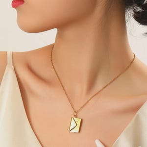 Colgante de medallón con letra secreta en forma de sobre de acero inoxidable, regalo de San Valentín, collar de cadena con letras grabadas personalizadas.