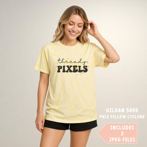 Può includere: T-shirt giallo pallido tie-dye con la scritta "thready. PIXELS" in nero. La maglietta è abbinata a pantaloncini neri. L'immagine include anche il testo "GILDAN 5000 PALE YELLOW CYCLONE" e "INCLUDES 3 JPEG FILES".