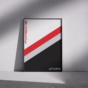 Puede incluir: Póster enmarcado con un diseño moderno que presenta la palabra "PORSCHE" en rojo, alineada verticalmente. El póster tiene una combinación de colores blanco, rojo y negro con "GT3RS" en la esquina inferior derecha.